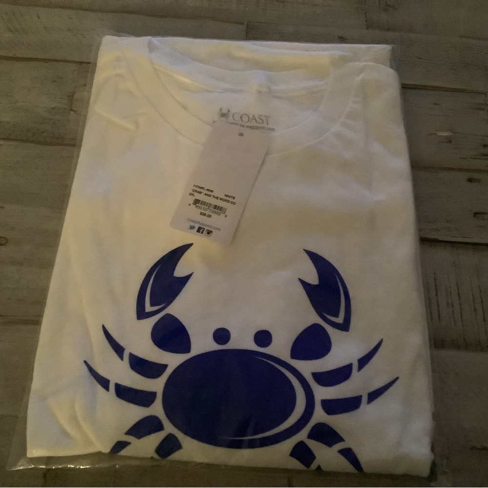 Coast White and Blue Crab Graphic Tee